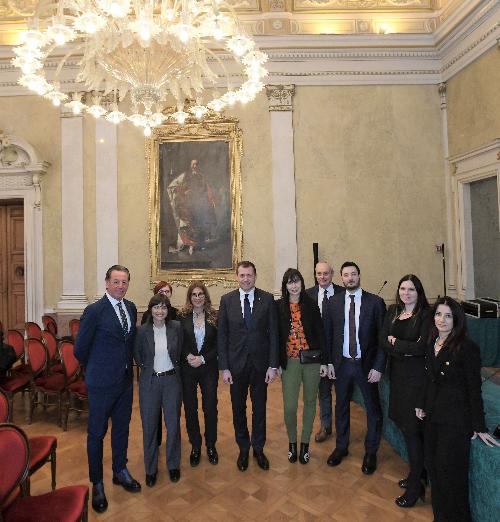 Ladelegazione parlamentare composta dai deputati Marco Maggioni, Debora Serracchiani, Stefania Ascari, Raphael Raduzzi e dalla senatrice Patty L'Abbate i quali, assieme al segretario generale dell'Ince, Roberto Antonione, e all'assessore regionale all'Ambiente ed Energia, Fabio Scoccimarro, hanno visitato il palazzo dell'ex Lloyd Triestino di navigazione, ora sede della Giunta regionale.